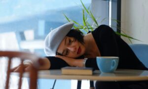 Грустная девушка в беретке в кафе