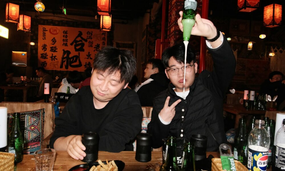 Два китайца пьют алкоголь