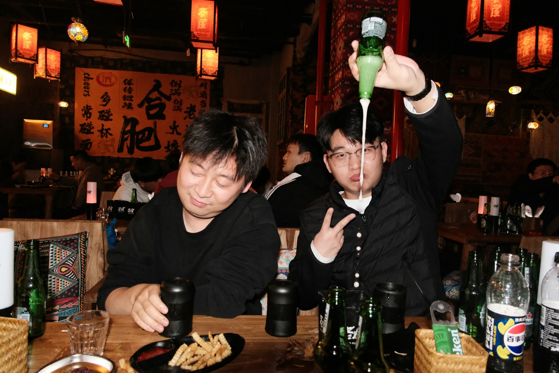 Два китайца пьют алкоголь