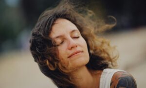 Умиротворенная девушка