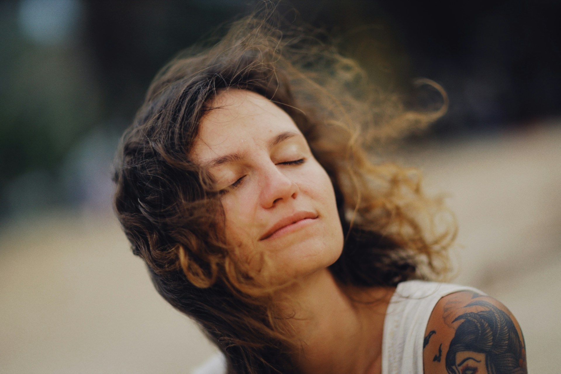 Умиротворенная девушка