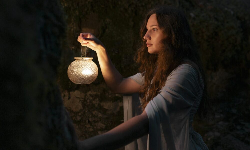 Девушка с фонарем в руках