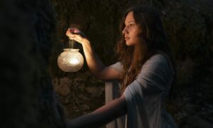 Девушка с фонарем в руках