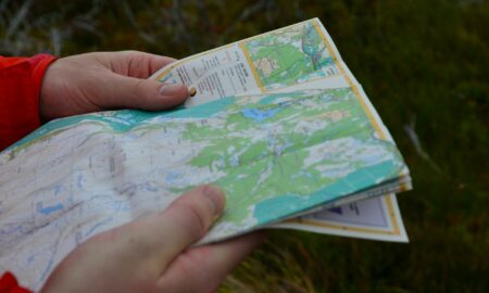 Карта в руках у человека