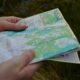 Карта в руках у человека