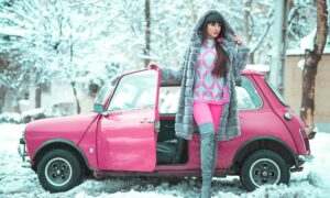 Девушка стоит у машины