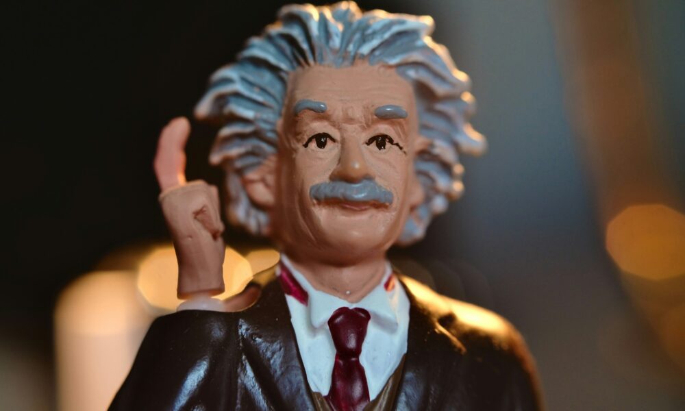 Фигурка ученого