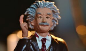 Фигурка ученого