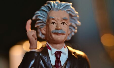 Фигурка ученого