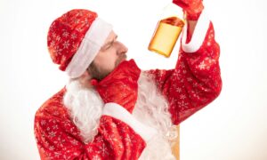 Мужчина держит в руках бутылку алкоголя