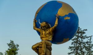 Статуя мужчины с глобусом