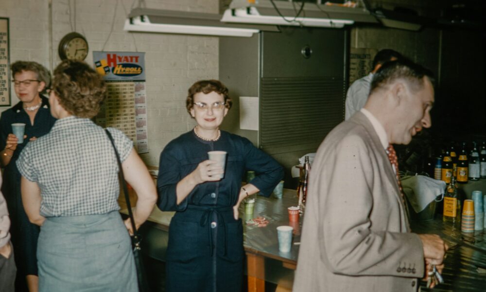 Женщина с водкой