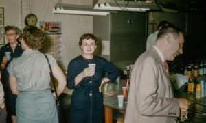 Женщина с водкой