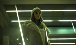 Девушка в искусственной шубе