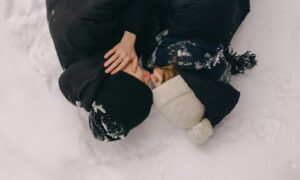 Пара зимой в снегу