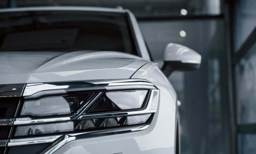 Красивый серебристый автомобиль