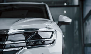 Красивый серебристый автомобиль