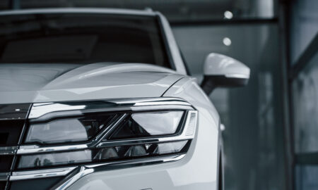 Красивый серебристый автомобиль