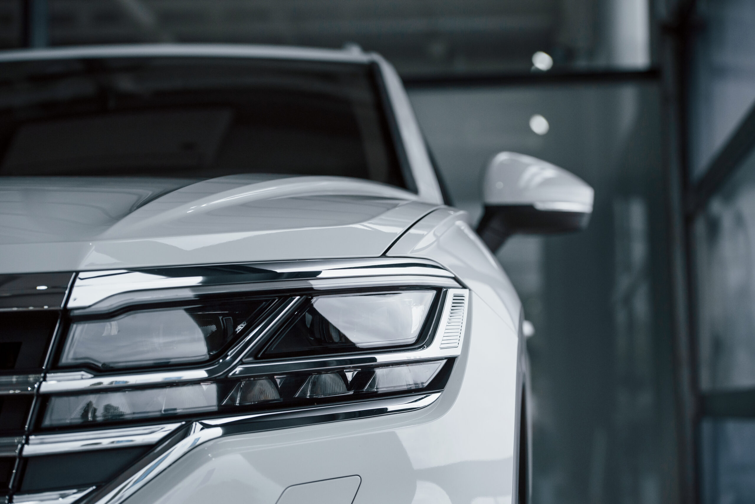 Красивый серебристый автомобиль