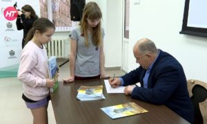 alt писатель подписывает детям книги