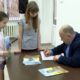 alt писатель подписывает детям книги