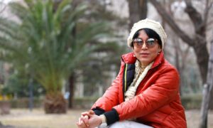 Девушка в куртке и шапке