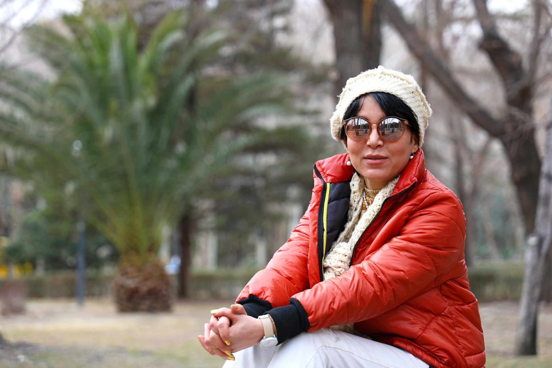 Девушка в куртке и шапке