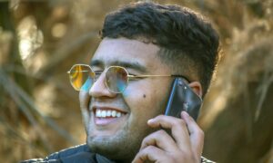 Мужчина разговаривает по телефону