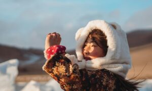 Азиатка в пуховике