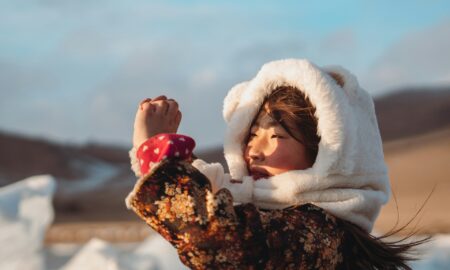 Азиатка в пуховике