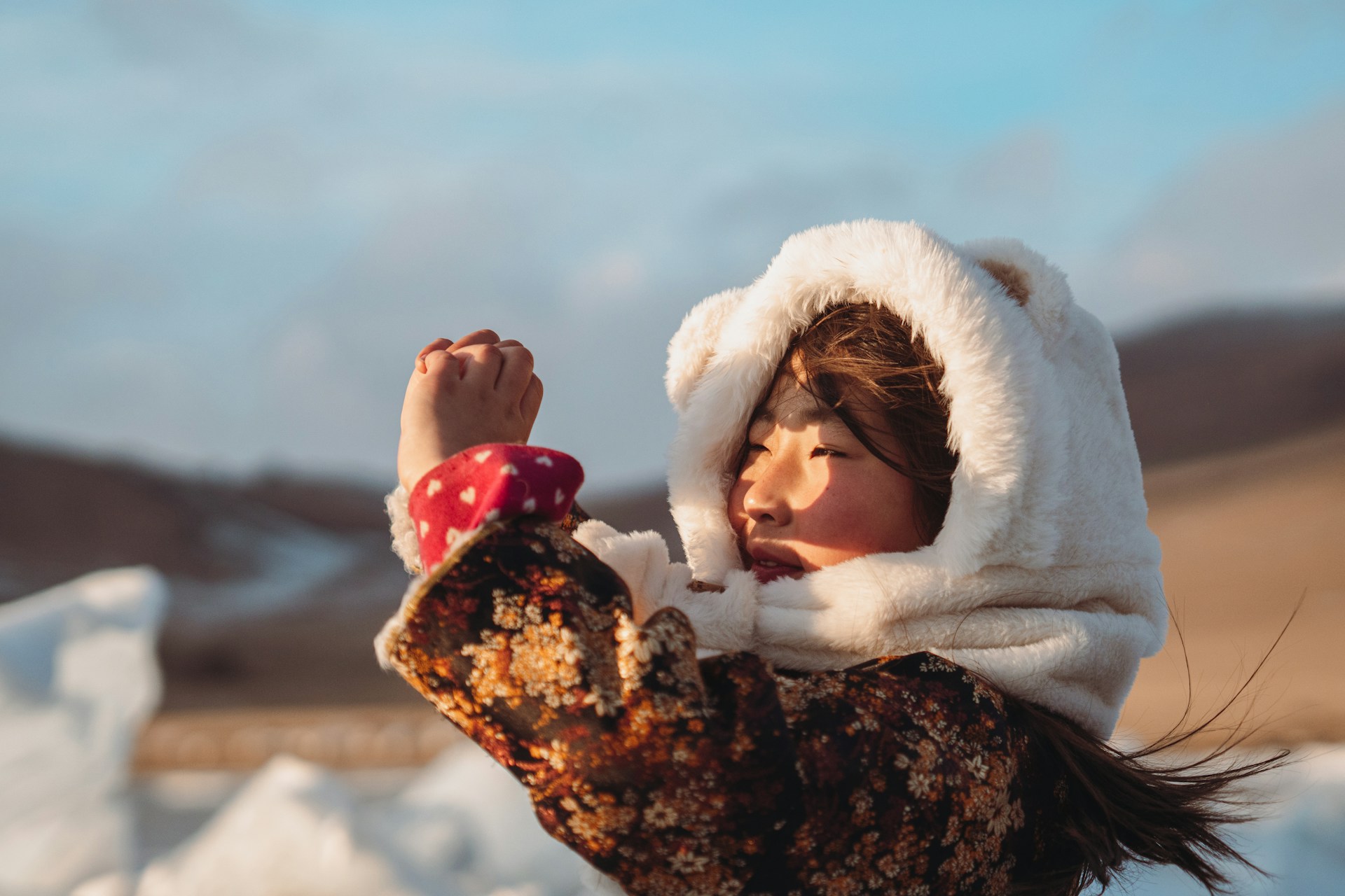 Азиатка в пуховике