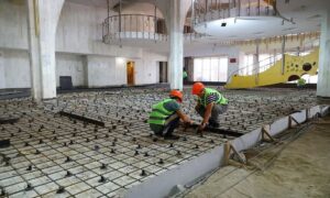 укладка пола в здании театра