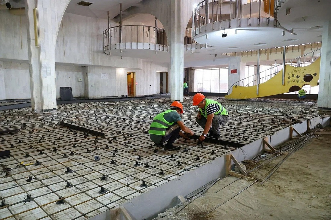 укладка пола в здании театра