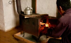 Мужчина у камина