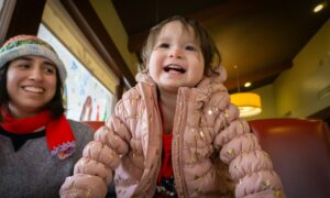 Малышка улыбается