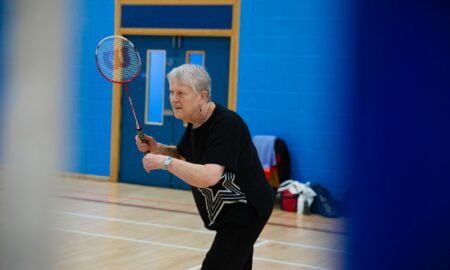 Бабушка играет в теннис