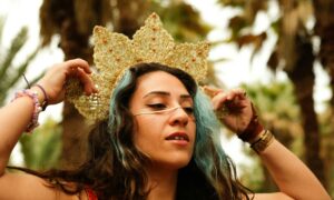 Женщина с короной