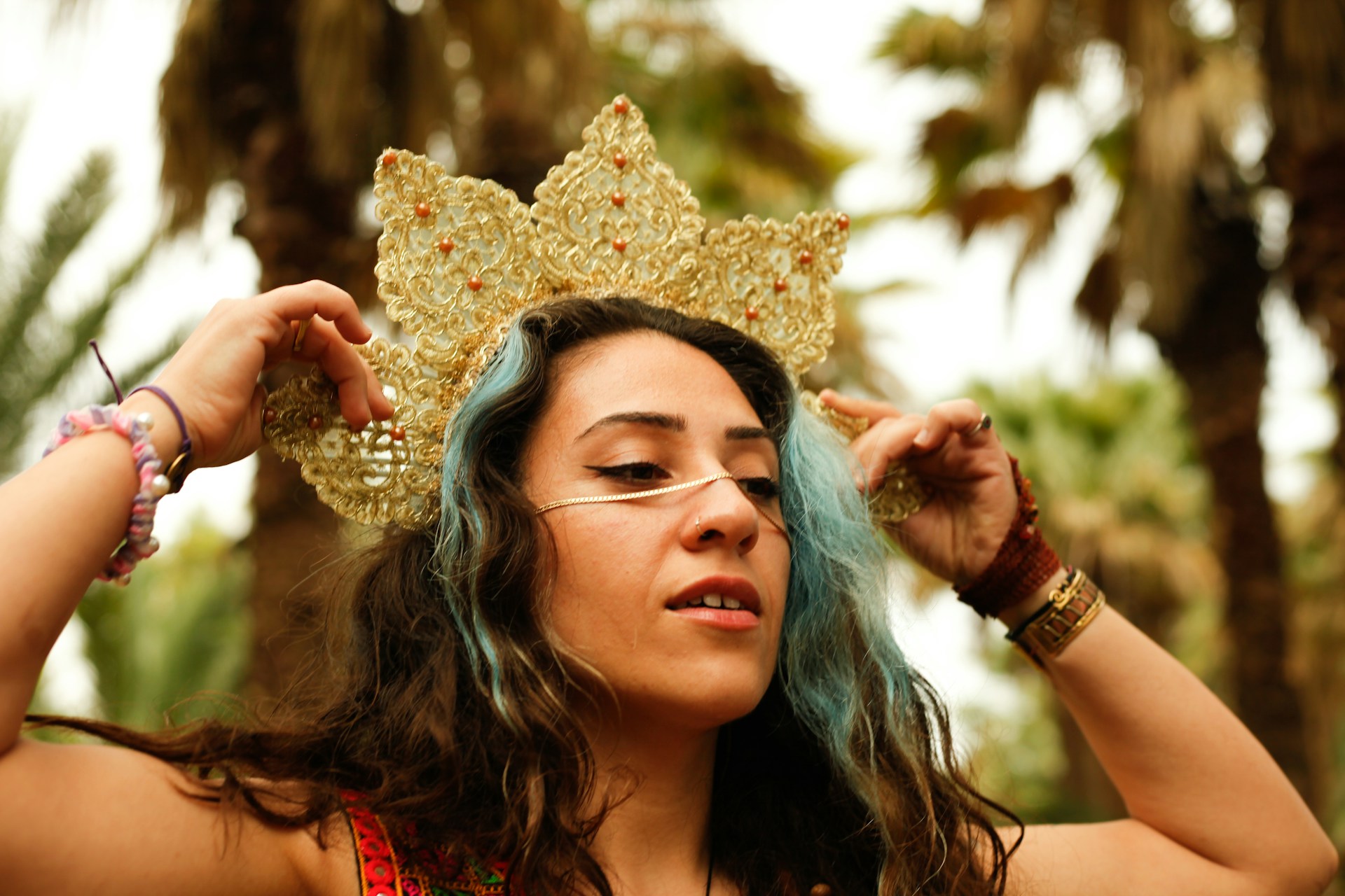 Женщина с короной