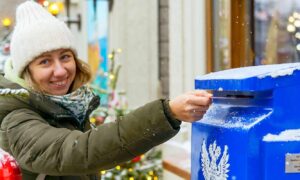 женщина отправляет письмо