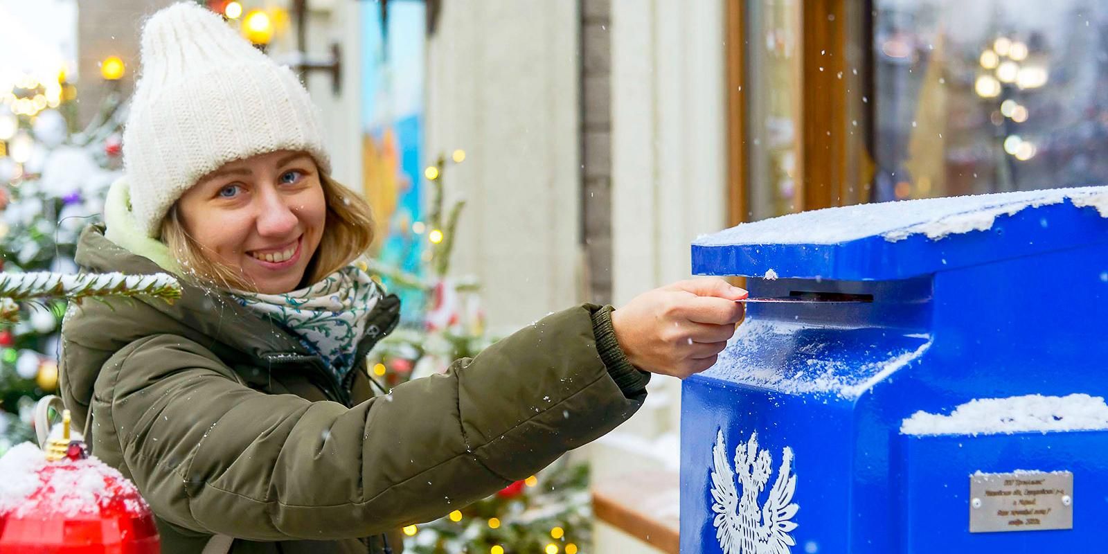 женщина отправляет письмо