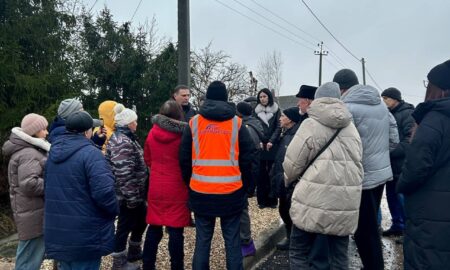 alt люди обсуждают ремонт дороги