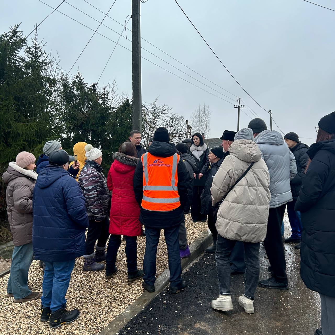 alt люди обсуждают ремонт дороги