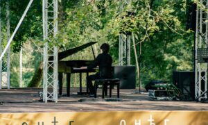 ait музыкант играет на пианино