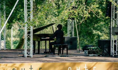 ait музыкант играет на пианино