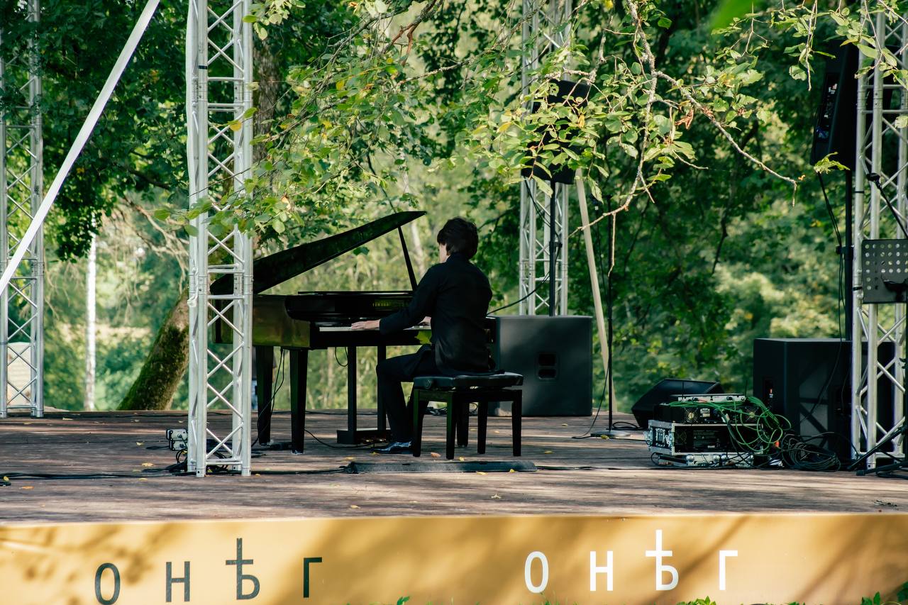 ait музыкант играет на пианино
