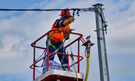 электрик у линии электропередач