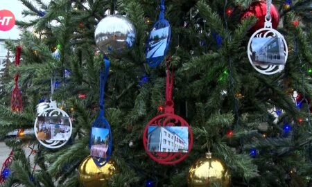 alt елка с необычными шарами