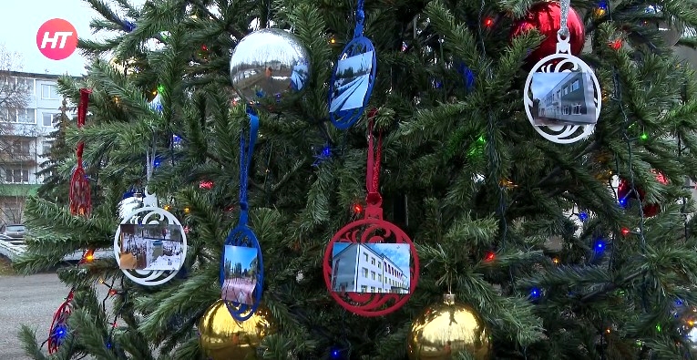 alt елка с необычными шарами