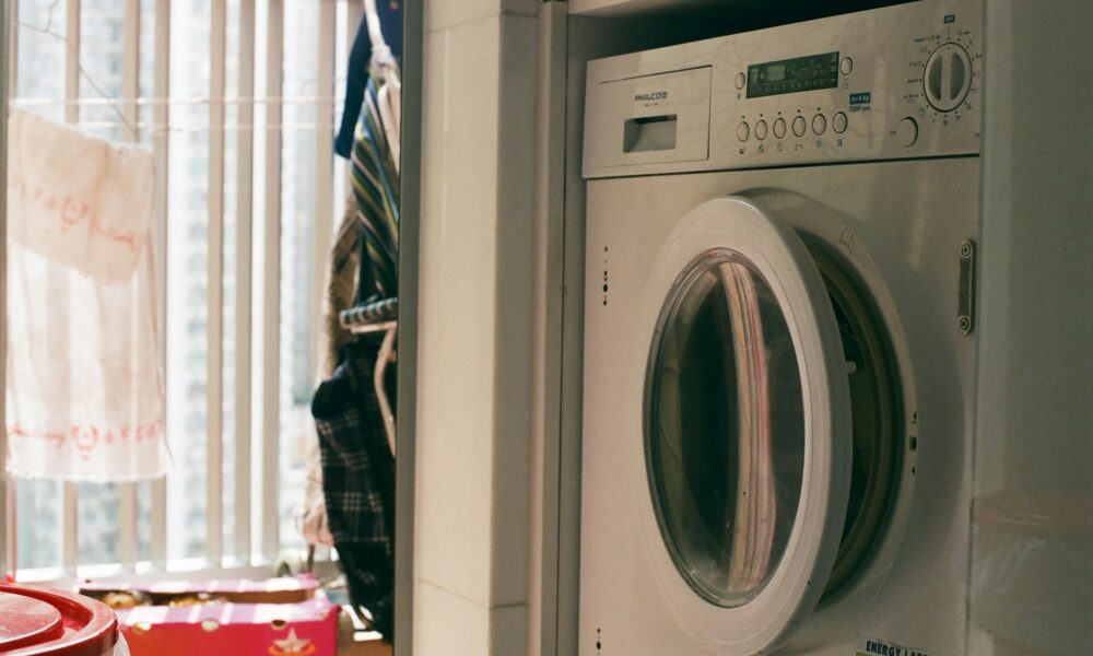 Стиральная машинка с открытой дверцей