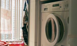 Стиральная машинка с открытой дверцей